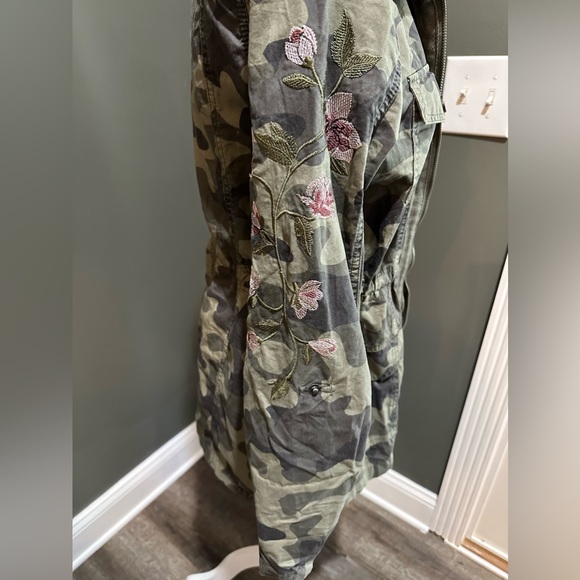 Jade & Ivory Camo lightweight jacket sleeves are embroidered with flowers medium - Picture 10 of 15